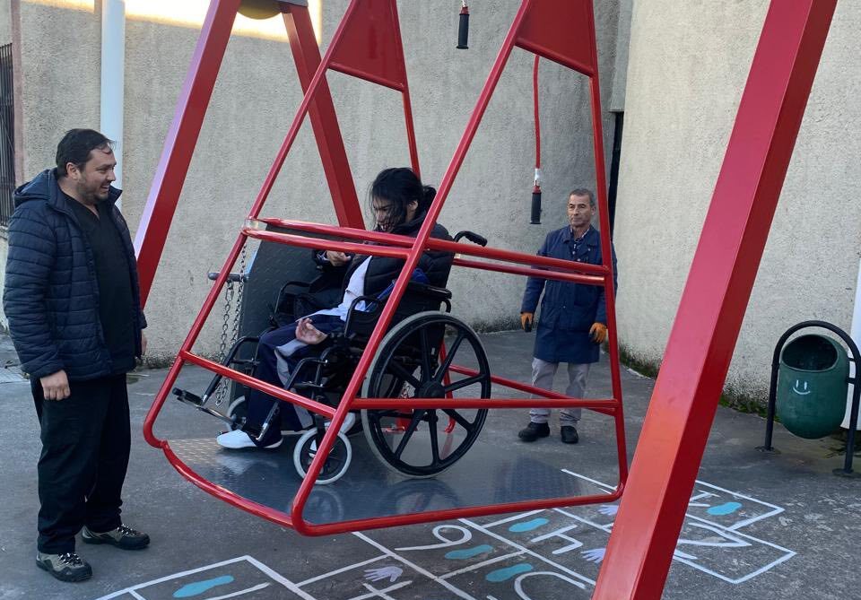 Escuela Diego Portales de Yumbel instala juegos inclusivos para estudiantes con necesidades especiales 