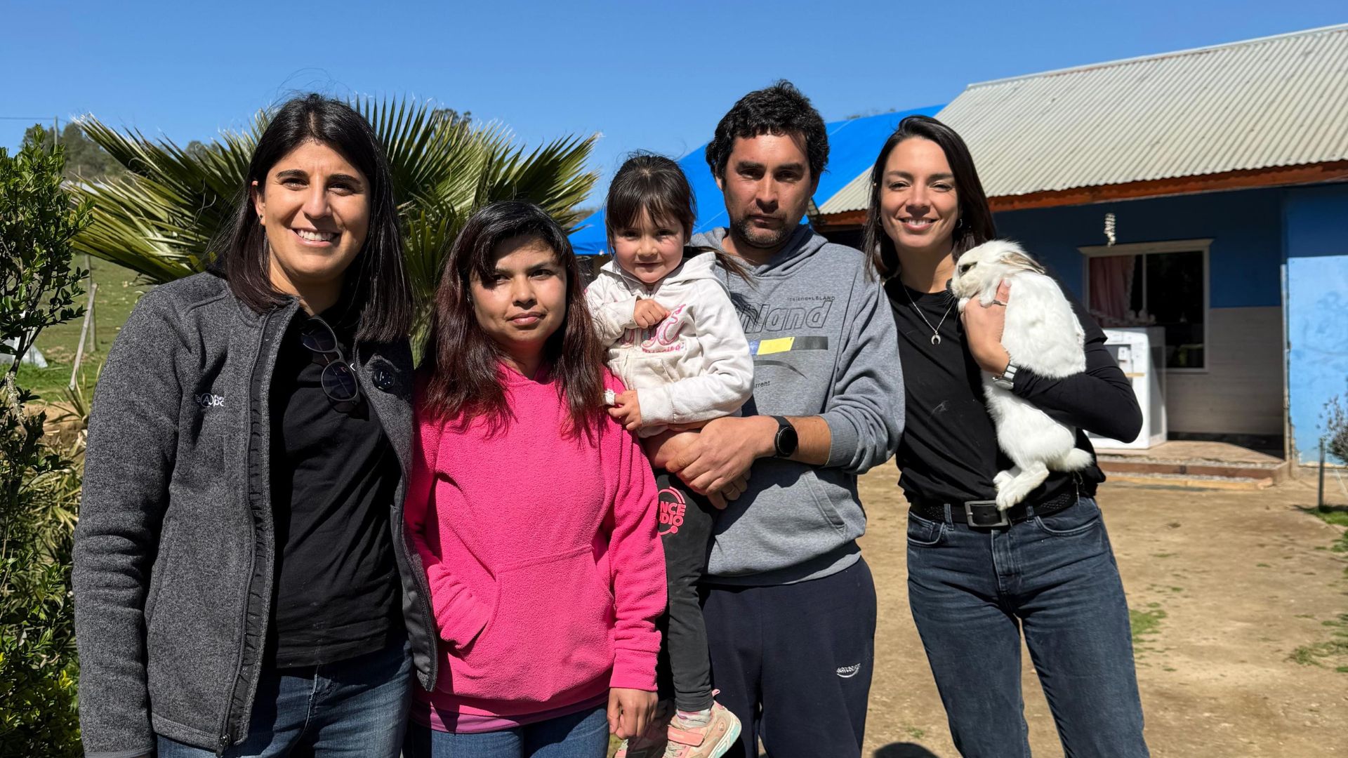 Ocho familias de Litueche reciben apoyo de fundación de Andrónico Luksic tras visita a la comuna