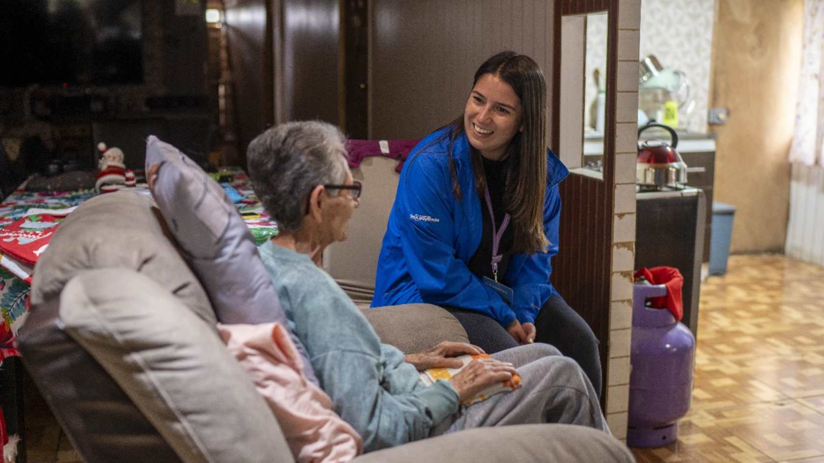 Vecinos con movilidad reducida de Pencahue reciben camas clínicas para mejorar su calidad de vida