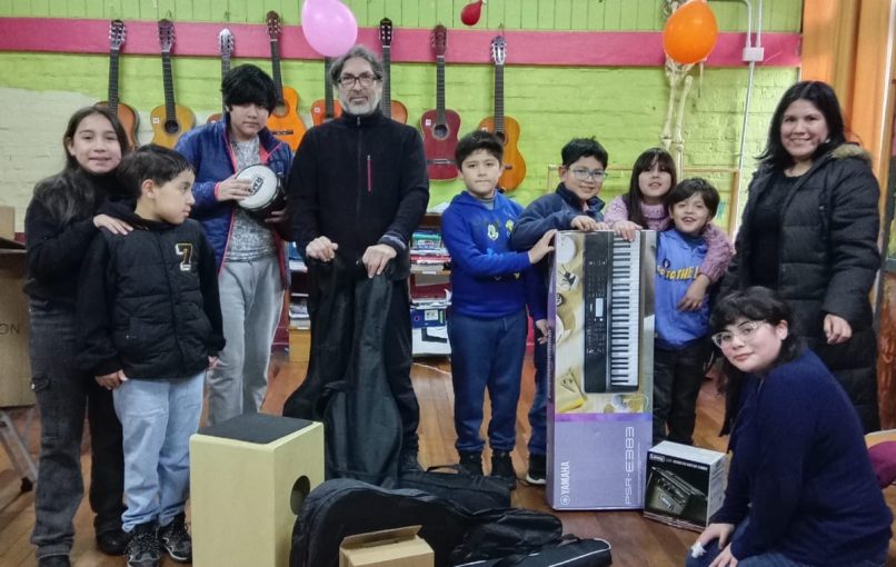 Niños y jóvenes con neurodivergencia de Purranque fortalecen su desarrollo a través de la música con nuevos instrumentos 