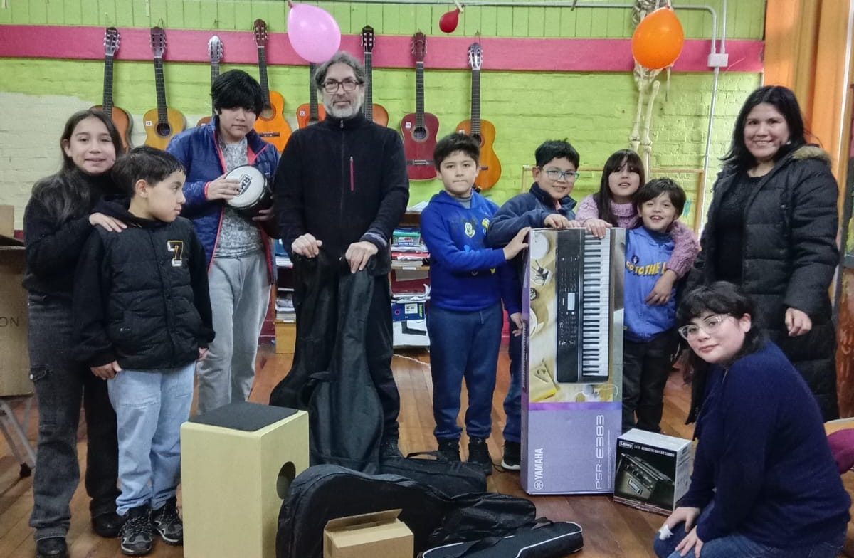 Niños y jóvenes con neurodivergencia de Purranque fortalecen su desarrollo a través de la música con nuevos instrumentos 